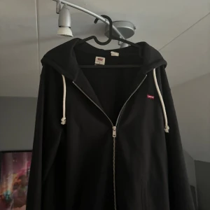 Levis Zip Hoodie - Tröjan är storlek M. Den är i bra skick inga skador eller sådana saker. Tröjan är bara använd 1 gång😌 (Kan byta)
