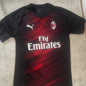 Tja säljer denna feta ac Milan tröja från unisport. Köpts för ungefär 900 kr men säljer för 399. Tröjan är perfekt nu till sommaren och är i storlek M, men passar också som small