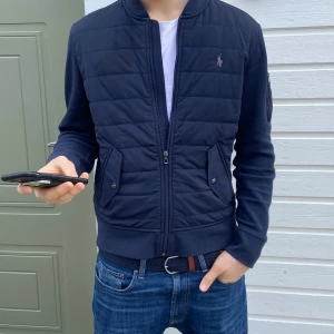 Polo Ralph Lauren - Jättefin polo ralph lauren cardigan. Storlek M vilket passar någon som är 170-180 lång. Modellen är 185cm.  Skick 9/10