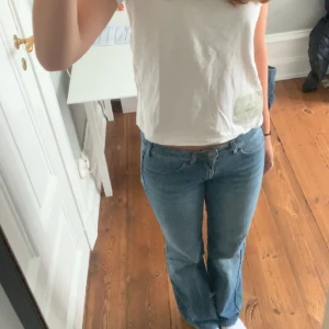 Lågmidjade utsvängda jeans - Säljer dessa jätte fina och unika jeans som tyvärr inte passa längre. Dom är från Miss sixty. Pris kan diskuteras.💕