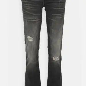 Svarta ltb jeans i storlek 29.34 men skulle säga att de passar mindre som 28.34 eller 27.34. Jättebra skick. Köparen står för frakten❤️