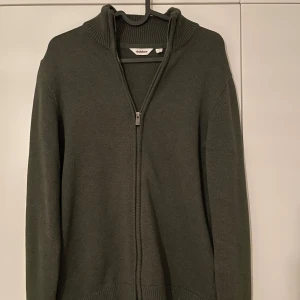 Dobber zip hoodie  - Riktigt skön och snygg zip hoodie som aldrig kom till användning, skick 9/10 Kvitto och påse medföljer Bara att skriva för frågor eller fler bilder