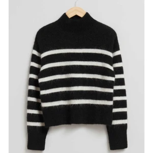 Randig stickad tröja - Säljer denna superfina randiga stickade tröja från &other stories!! (Helt ny) köpte den för 890kr och säljer nu för 600kr