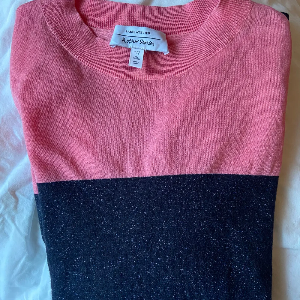 Fin finstickad tröja i rosa/blå där det blå har lite glitter i sig.  Storlek S.  50% ull. Resten  polyester och viskos.. Tröjor & Koftor.