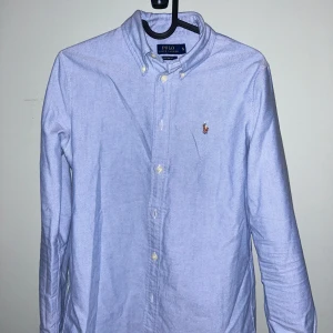 Ralph lauren skjorta  - Ralph lauren skjorta, säljer den pga är lite för liten. Andvänd 2/3 gånger 10/10 skick. Pris kan diskuteras