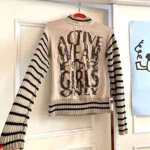 Randig tröja - Jättecool tröja! Man kan antingen ha texten fram eller på ryggen🫶 En av mina gamla favorit tröjor 