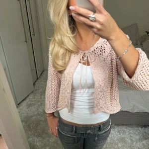 Rosa Trekvartsärmad kofta - Säljer denna rosa trekvartsärmade kofta/bolero. Har du någon fråga är det bara att höra av dig🫶🏻