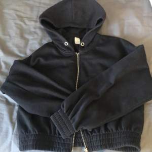 Säljer en svart barn hoodie!😍köpt på selpy för 250 och använd en gång. Är i nyskick! 😘säljer för att det var inte min passform och stil😉storlek 146/152