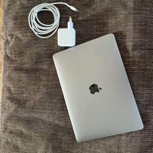 Säljer min MacBook Air 13 tum,sparsamt använd och är därför i ett fantastiskt skick. Kommer inte till någon använding då jag jobbar hela dagarna. Vid eventuella frågor och eller funderingar är det bara att höra av sig. Kan frakta men helst mötas upp!