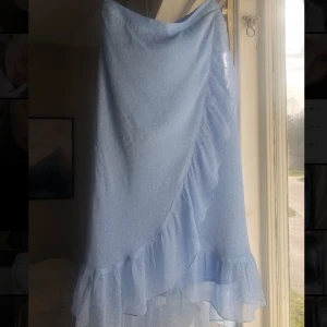 Volangkjol - Prickig blå volangkjol från Vero Moda i storlek S💕