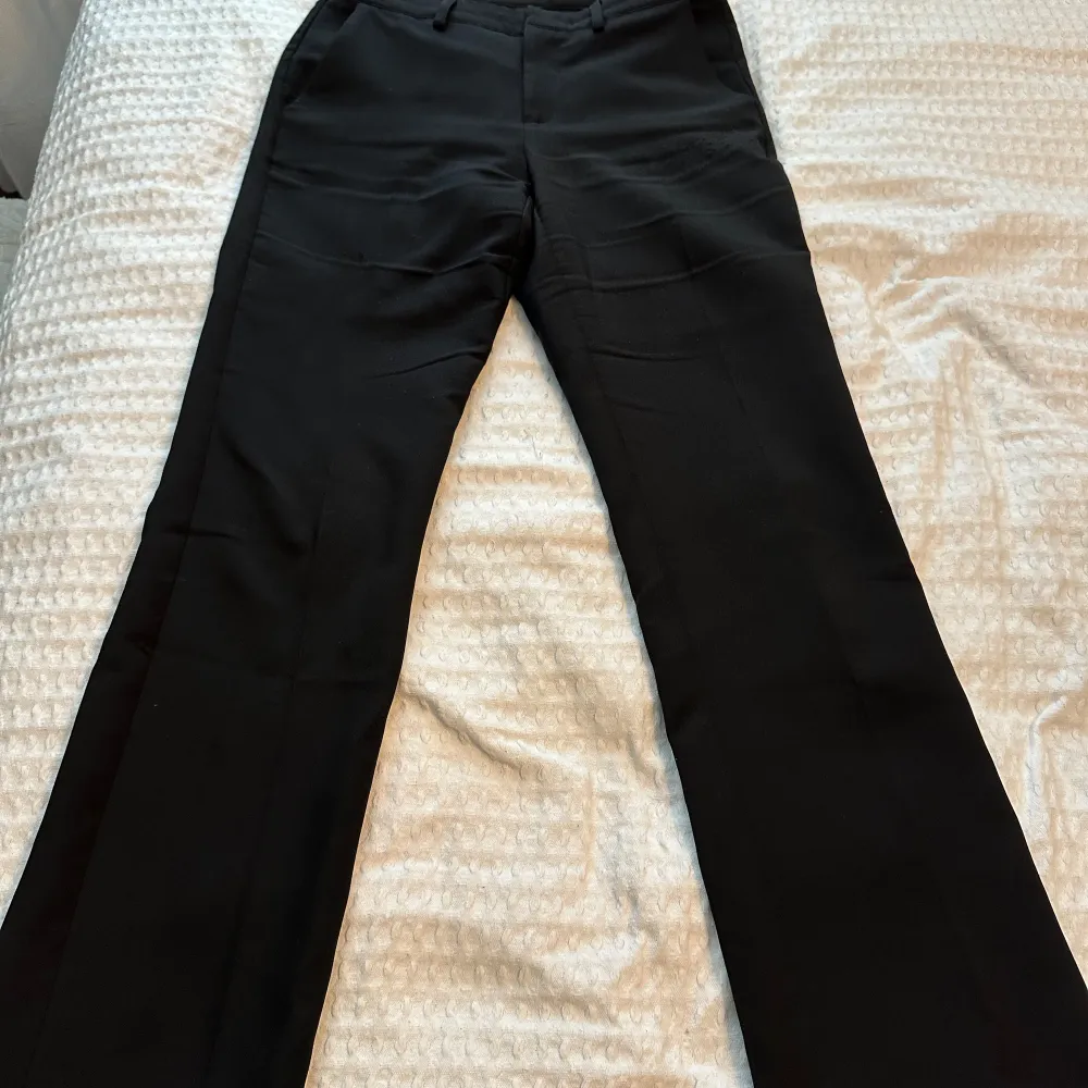 Low waist kostymbyxor från Nelly, st 36/S, 100kr (Noppriga se på bilden) . Jeans & Byxor.
