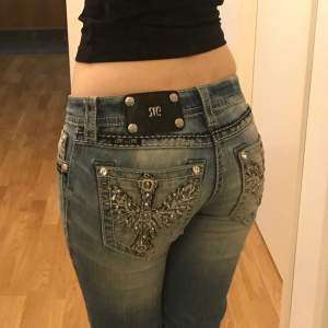 De absolut snyggaste ljusblåa Miss Me skinny jeansen med paljetter och rhinestones 🖤superbra skick 🖤Mått: midja rakt över 37 cm midjehöjd 17 cm innerben 74 cm  Jeansen är fräscha & nytvättade