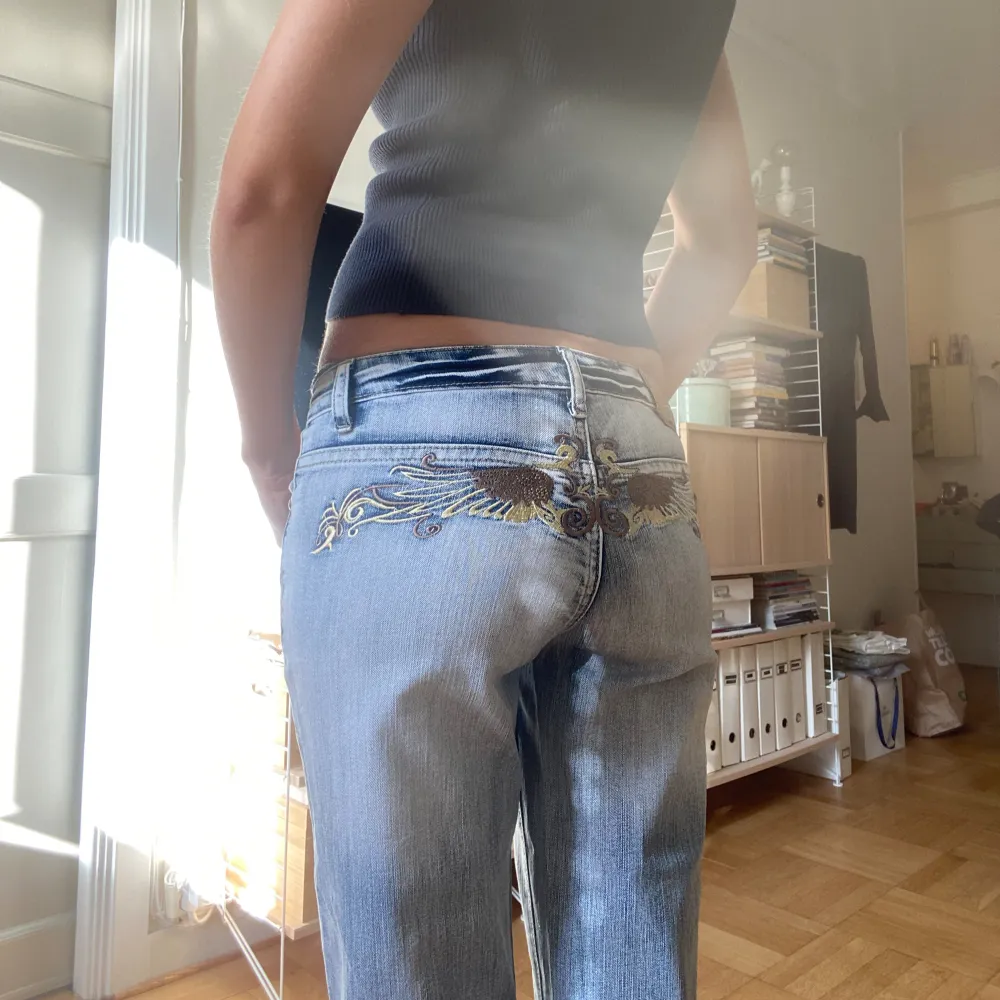 Så sjukt snygga lågmidjade bootcut jeans som är unika baktill👌❤️❤️. Jeans & Byxor.