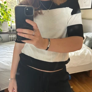 Stickad tshirt  - Jätte fin stickad tshirt från vila! Lite tunnare så passar perfekt i varmare väder! 