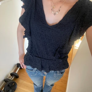 Mörkblå blus - Säljer denna jättesnygga blusen från object🥰perfekt till vardags eller fest/middag❤️Säljer pga har många andra blusar, skriv för mer bilder❤️