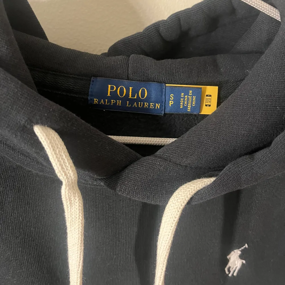 Säljer nu min superfina Ralph Lauren hoodie! ☺️Den är som helt ny och är endast använd 1-2 ggr. Köpt för ca 2000 kr. Storlek S. Köparen står för frakten!. Hoodies.