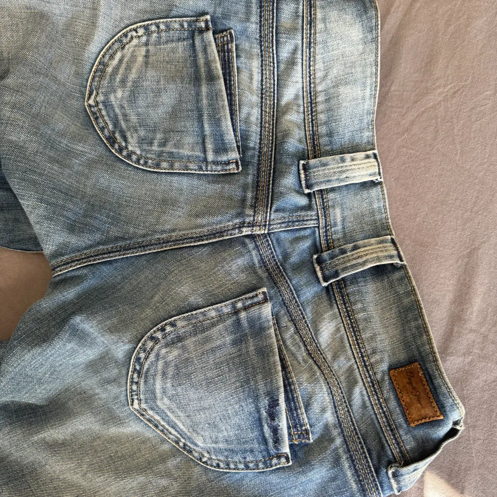 Raka lågmidjade jeans som ej kommer till användning❤️ skriv privat för fler bilder på, midjemått 38cm och innerbeneslängd 78. Jeans & Byxor.