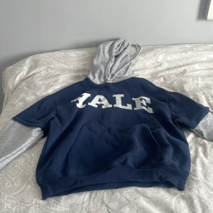 En jätte snygg yale tröja! - Tyvärr för liten för mig vid huvudet men annars skulle ja använt den! Använt aldrig! 