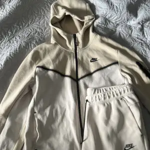 Tvär fet Nike tech fleece i bra skick, men de finns en fläck som säkert går o tvätta bort om man försöker. Pris kan diskuteras