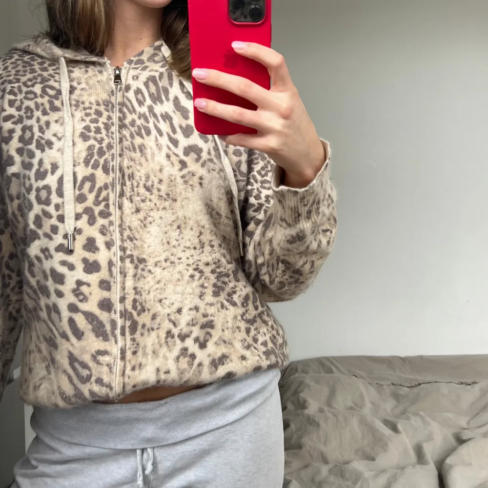 Stickad ziphoodie med leoprint. Materialet känns som Kashmir och den är lite oversized, supermysig🧸  Det står att storleken är 46 men skulle säga att den gör sig mer rättvis som en 38/Medium. Aldrig använd men har tagit bort prislapp!. Stickat.