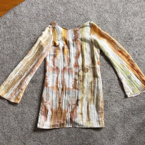 Krinklad klänning - Väldigt fin klänning i nyskick, endast testad aldrig använd. Nypris 199kr