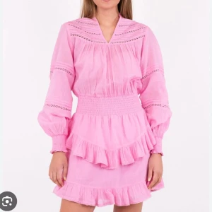 Neo noir rosa volangklänning  - Superfin sommarklänning!