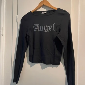 Crop top  - Croppad långärmad T-shirt från carlings märket Stay. Storlek S. Inget att anmärka på. Använd vid 1 tillfälle. 