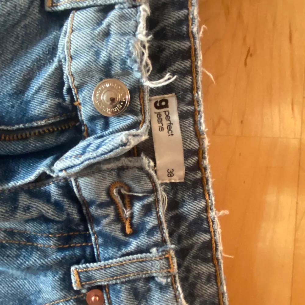 Säljer dessa jeans från Gina tricot, sparsamt använda. Väldigt bra skick. . Jeans & Byxor.