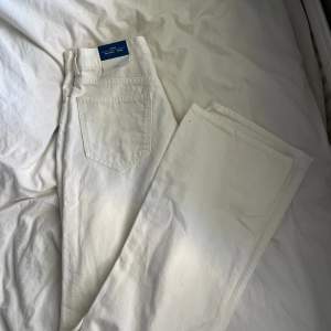 Helt nya vita jeans från bershka, dom har ett hål i båda knäna, modellen är flare men ser rätt så bootcut ut.