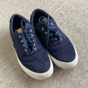 Helly Hansen sneakers  - Helly Hansen sneakers i denim  Stl 38,7 Använda ett par ggr men i fint skick! 