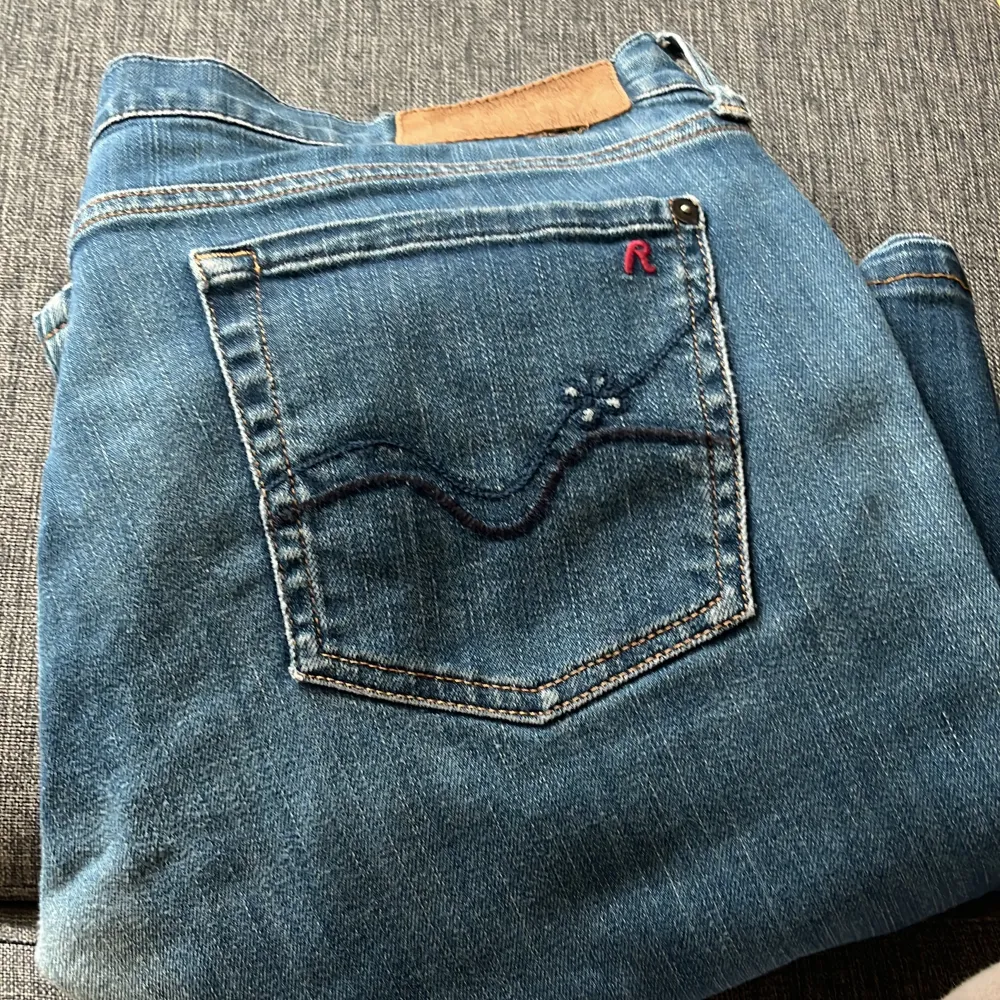 Jätte snygga jeans från replay som tyvärr är jätte stora i midjan på mig.🥲De är både lågmidjade och bootcut☺️. Jeans & Byxor.