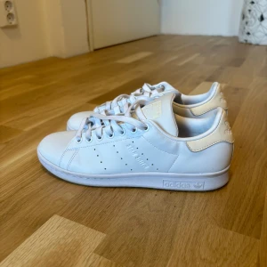 Stan smith skor - Säljer dessa as snygga stan smith skor i nyskick! De är använda en gång men säljer de pga att de var för små.🌸💕