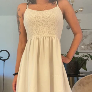 Vit spetsklänning - Söt spetsklänning till salu! Använd ett fåtal gånger. Går ner till mitten av låret på mig som är 167 cm lång. Priset kan diskuteras!🎀