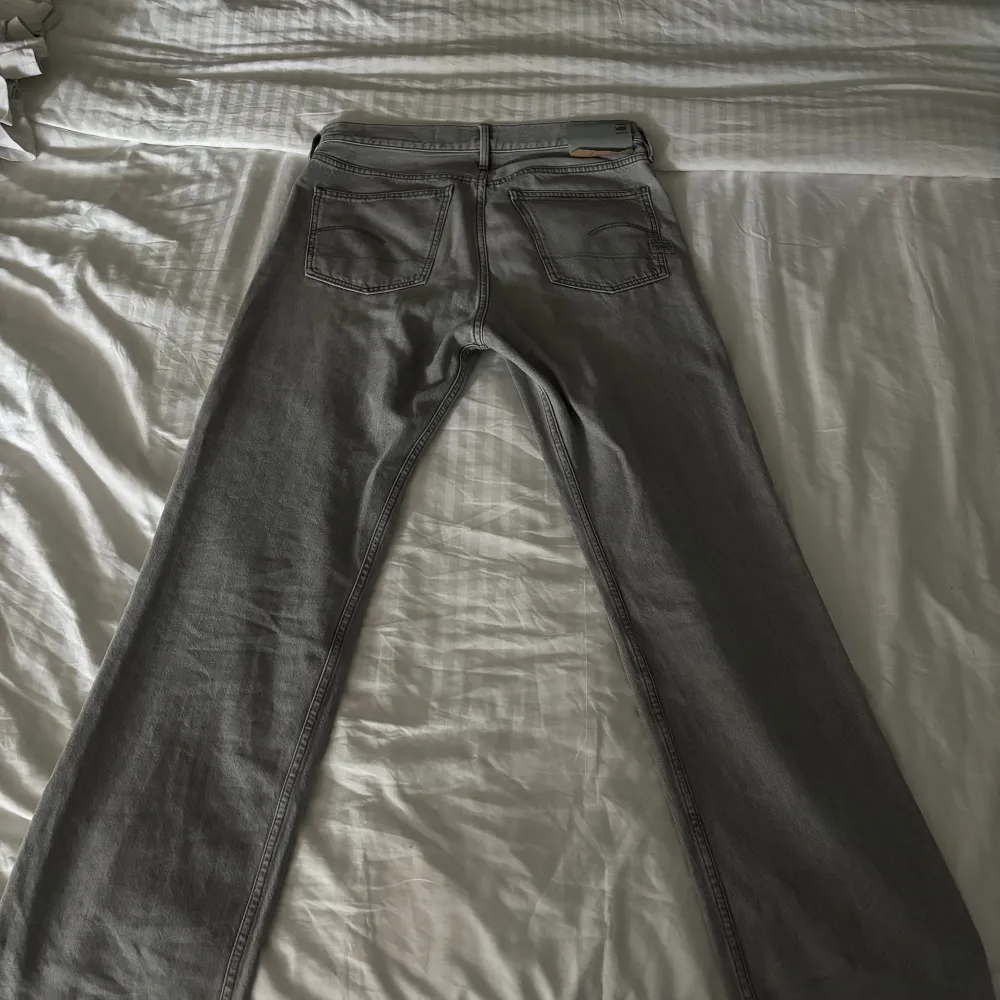 Säljer nu mina jeans då de är för korta och bara ligger. De är i storlek W31 (Midjan) L34(Längden). Köptes förra året för 1449kr och är inte använda mycket alls!. Jeans & Byxor.