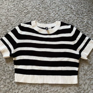 Kort tröja  - Söt svart vit randig kort tröja som aldrig är använd.