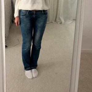 Lågmidjade bootcut jeans  - Så fina lågmidjade utsvängda jeans💕💕 Midjemått ca 38 cm Innebenslängden ca 78 cm
