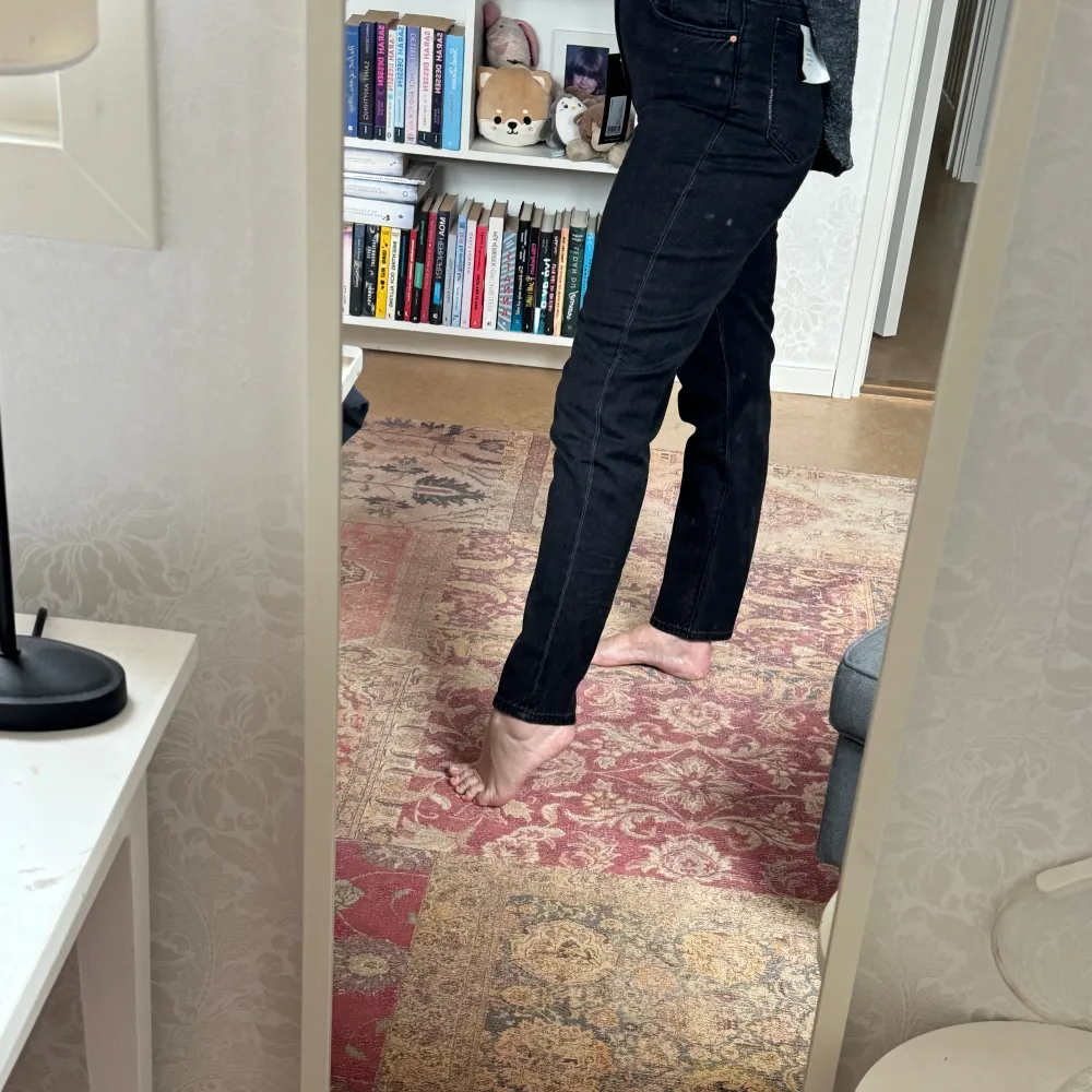 Svarta jeans från Neuw i en skön modell. Storlek 28  (innerbenslängd 73 cm) Helt nya, aldrig använda, aldrig tvättade.  Normal passform. Hög midja. Avsmalnande ben.  Av strechig bomull.   https://mojoindependentstore.com/products/neuw-lola-mom-earth. Jeans & Byxor.