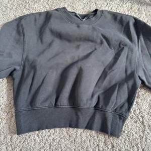 Det är en sweatshirt från Weekday som är kort, sköntmaterial inuti. Nypris 330kr 