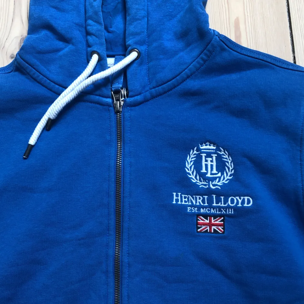 Henri Lloyd hoodie  Blå, storlek M  Varan har tecken på användning, som syns i bild, men är väl omhändertagen och i övrigt i bra skick.   Nypris: 1200. Hoodies.