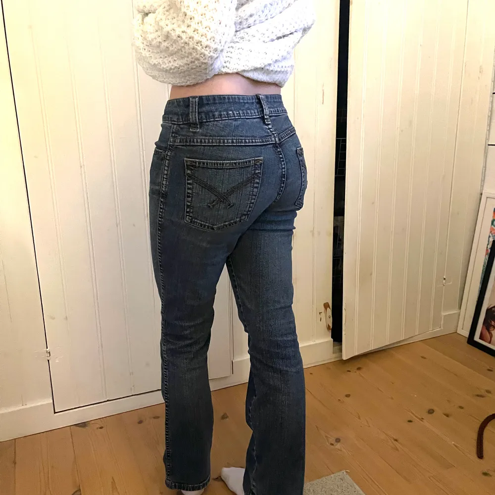 Blå lågmidjade jeans som inte kommer till användning men sitter perfekt till kroppen för dem i storleken xs/s Midjemått: 40cm Innerbenlängd: 73cm Två snygga knappar i fram😍. Jeans & Byxor.