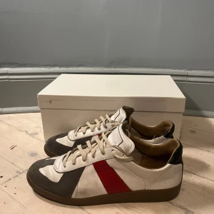 Maison Margiela skor - Säljer nu dessa riktigt snygga och sällsynta margielas i strl 42, kan passa 43 , nypris runt 6000, mitt pris 1250 skorna är rätt så slitna och det finns ej sula i de ( kolla sista bilden ) Kan sänka pris för snabb affär.  