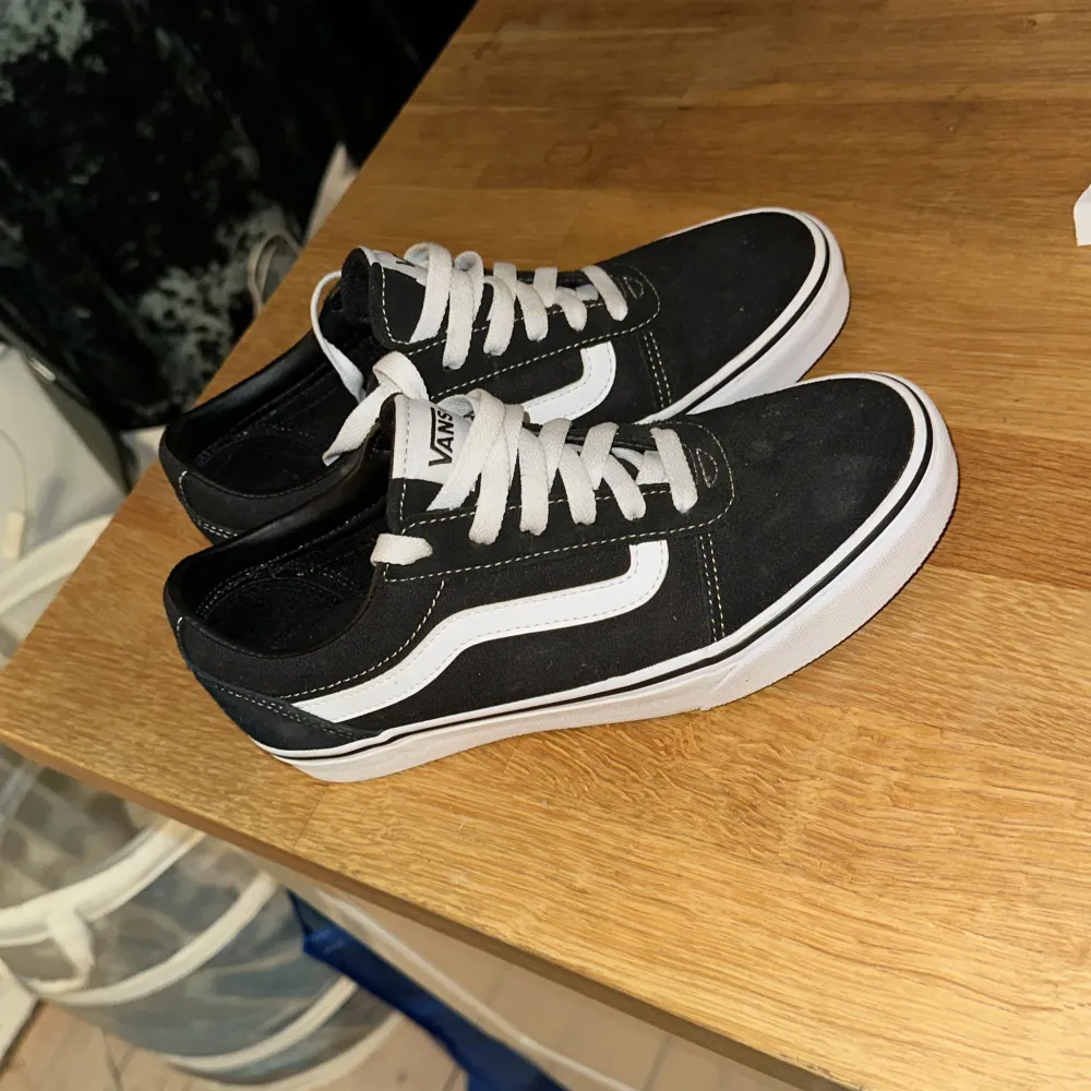 Ett par Vans skor i nyskick. Aldrig använda endast testa dom på en gång, legat i kartongen sedan dess. Nypris 850kr. Skor.