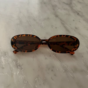 Solglasögon - Jättefina solglasögon som liknar de populära från corlineyewear. 