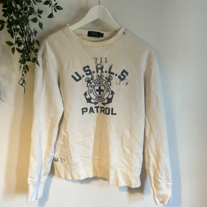 Ralph lauren tröja - Tja säljer denna brutalt feta Ralph lauren tröjan utan några stora defekter endast liten på armen annars är skicket 8/10 nypris 2 tusen mitt pris 299