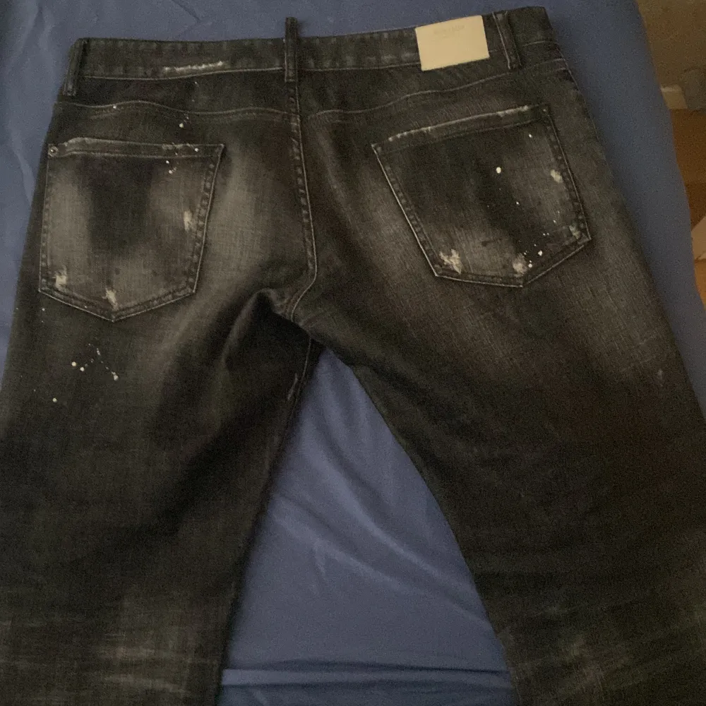 För dig som letar efter stil och kvalitet till ett fantastiskt pris! Dessa DSQUARED2 jeans är nästan nya, endast använda ett fåtal gånger under de senaste 9 månaderna. Med sin moderna design och högkvalitativa material är perfekt. (Äkta med kvitto ). Jeans & Byxor.