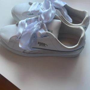 Skor till sommar💗 - Stl 35-36. Alla är 100kr st endast! Kan sänka pris. De turkosa och vita är 50kr st båda för 100kr. Converse är 120kr plus frakt Stl. 36 Helt nya aldrig använda.