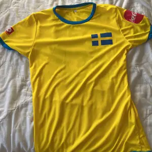 En Sverige fotbollströja till salu. Säljer för att jag inte kan ha den längre den är för liten vid intresse är det bara att kontakta mig.