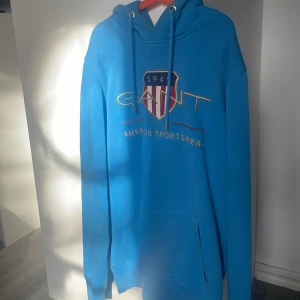 Gant hoodie - Blå gant hoodie, använt fåtal gånger men inga defekter. Storlek s. Pris kan diskuteras 