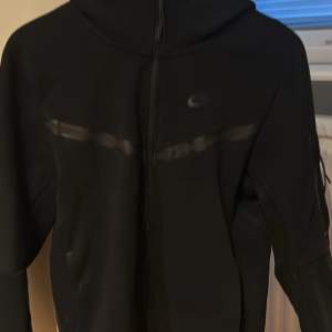 Tjena säljer denna Nike Tech Fleece i färgen svart i storlek S som är köpt på Nikes hemsida. Skicka Pm om du är intresserad. Pris ej hugget i sten!