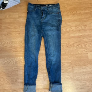 Jeans - Säljer ett par jeans som är alldeles för långa för mig(jag är 1.60). Lite blekta från solen vid knäna och rumpan men annars i gott skick.